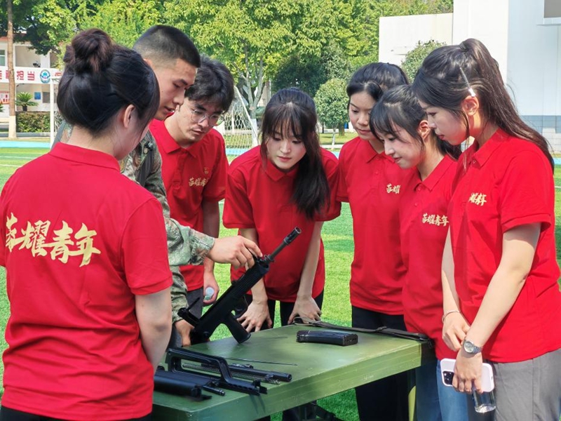 孩子们体验武器装备_副本.jpg 孩子们体验武器装备_副本.jpg