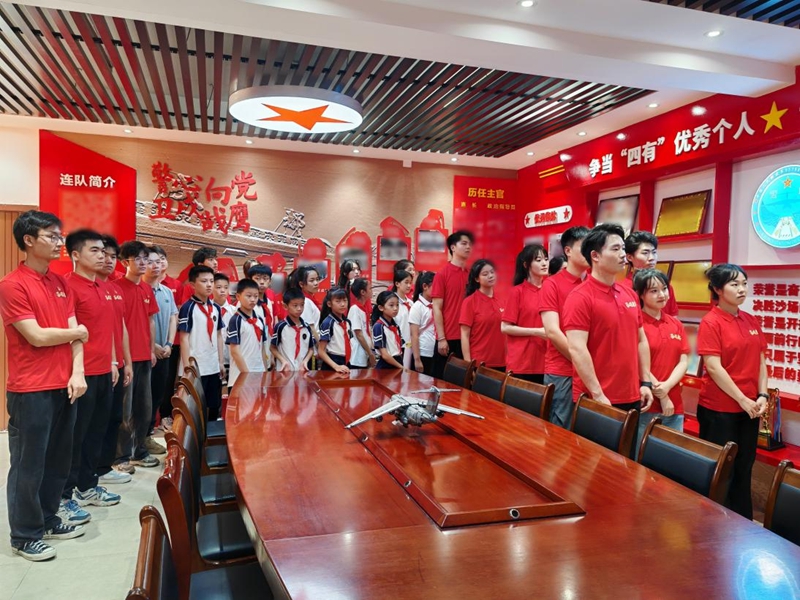 孩子们了解感人的战斗故事_副本.jpg 孩子们了解感人的战斗故事_副本.jpg