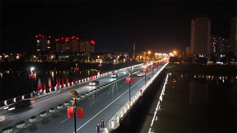 成都街头挂上国旗 (3).jpg