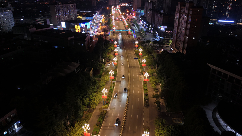 成都街头挂上国旗 (4).jpg