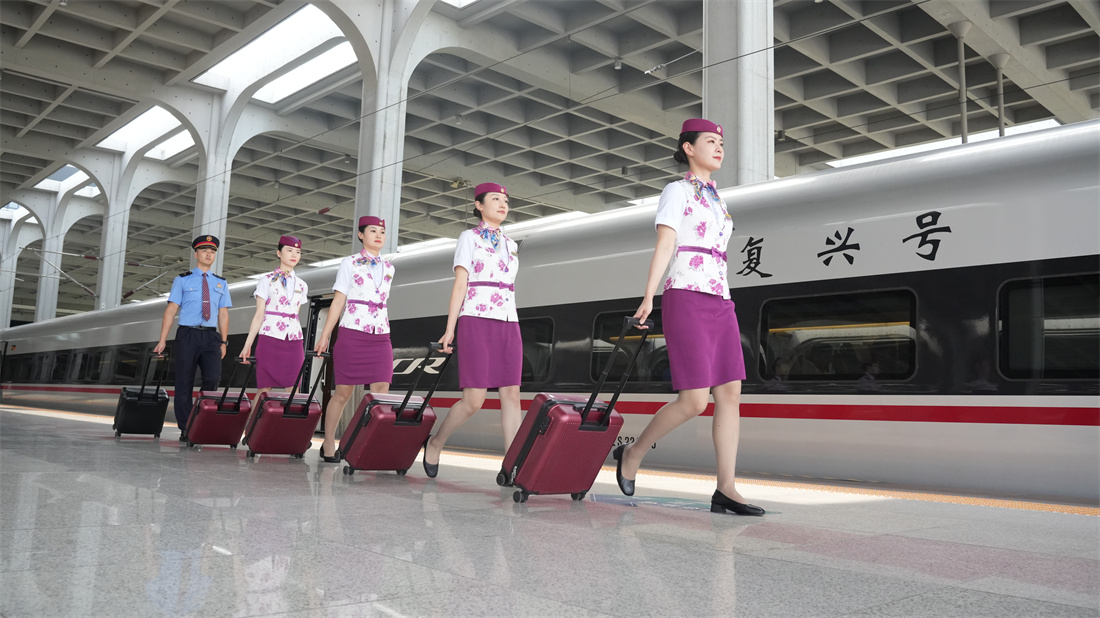 两图均为:渝昆高铁渝宜段首发乘务班组2.jpg 两图均为:渝昆高铁渝宜段首发乘务班组2.jpg