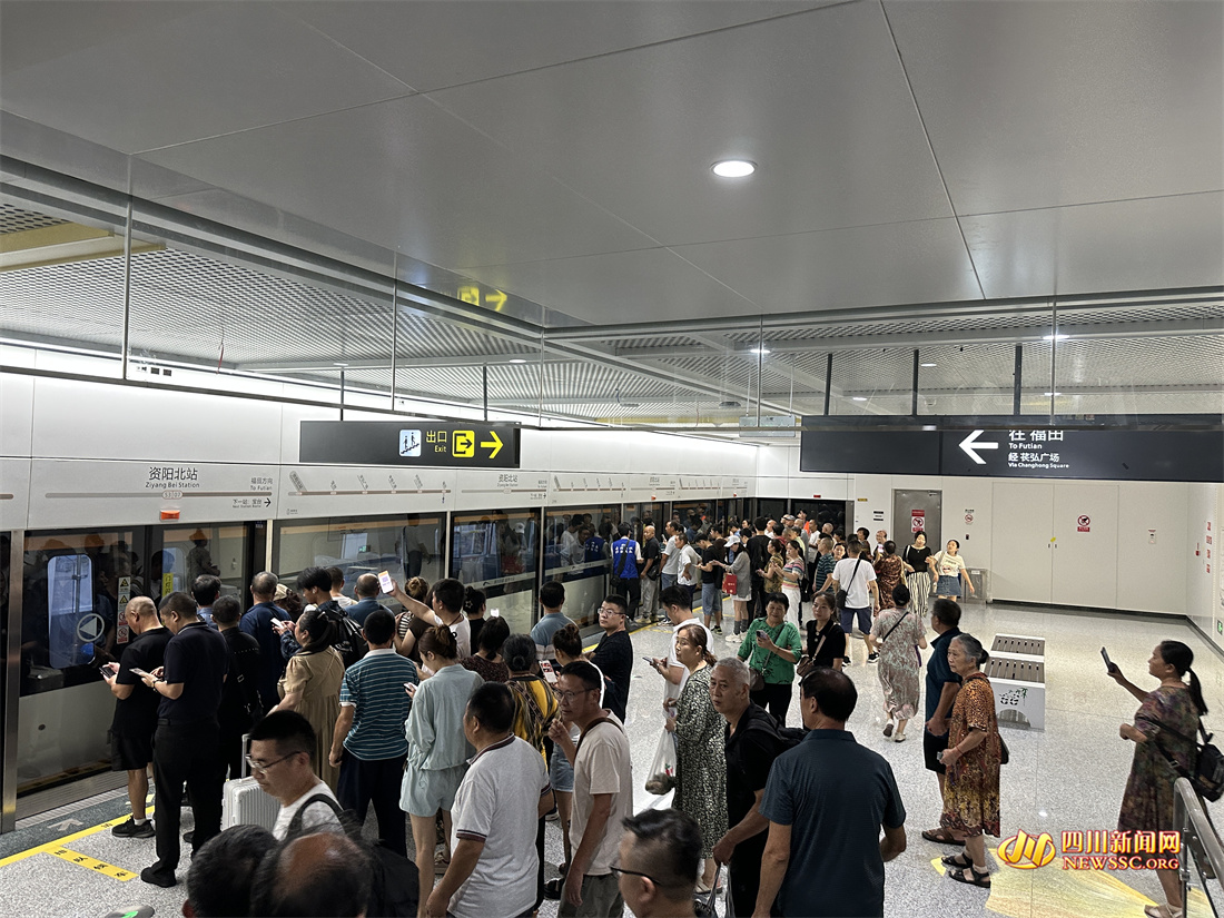 市民等候上车.jpg 市民等候上车.jpg