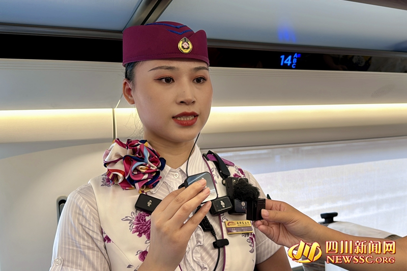 渝昆高铁川渝段首发列车长王薇_副本.jpg