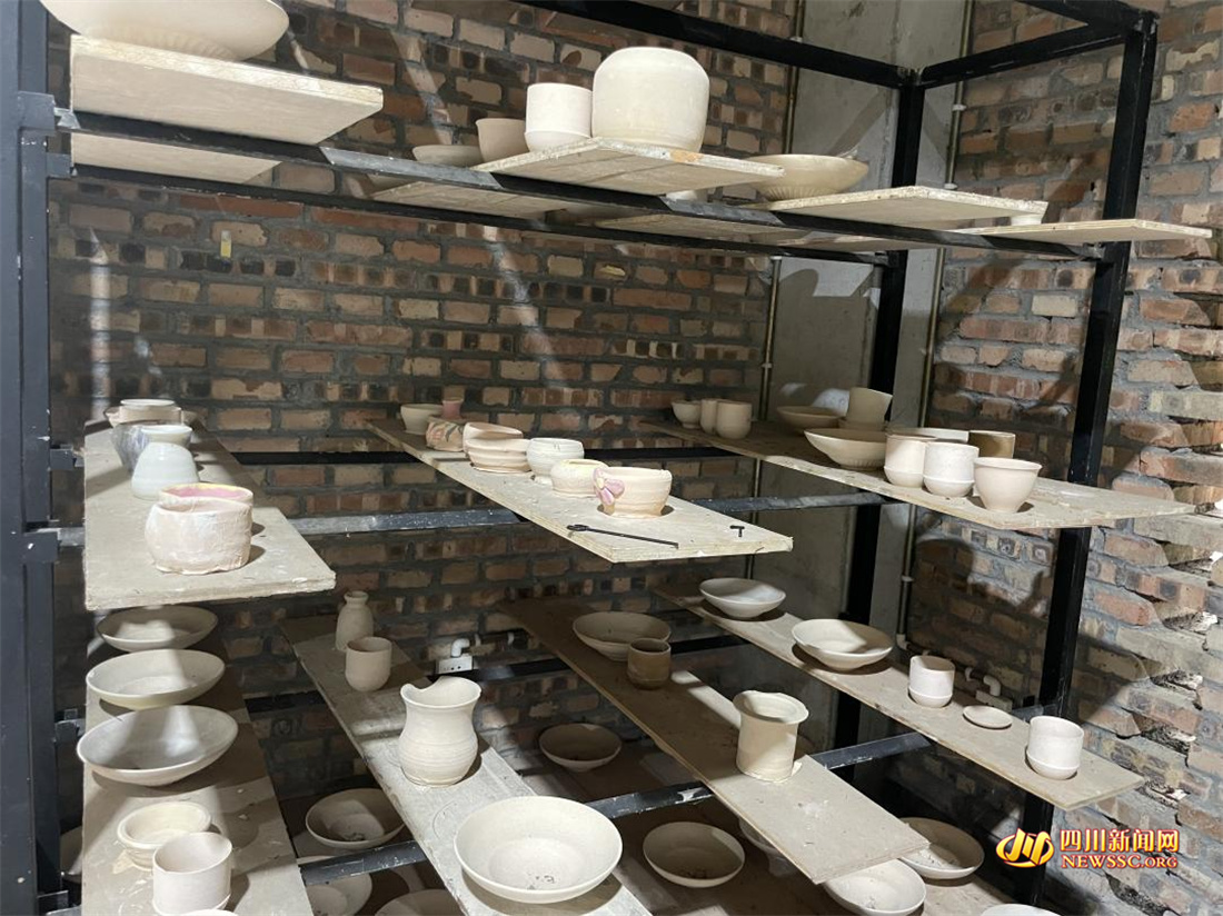 游客们制作的半成品陶瓷.jpg 游客们制作的半成品陶瓷.jpg