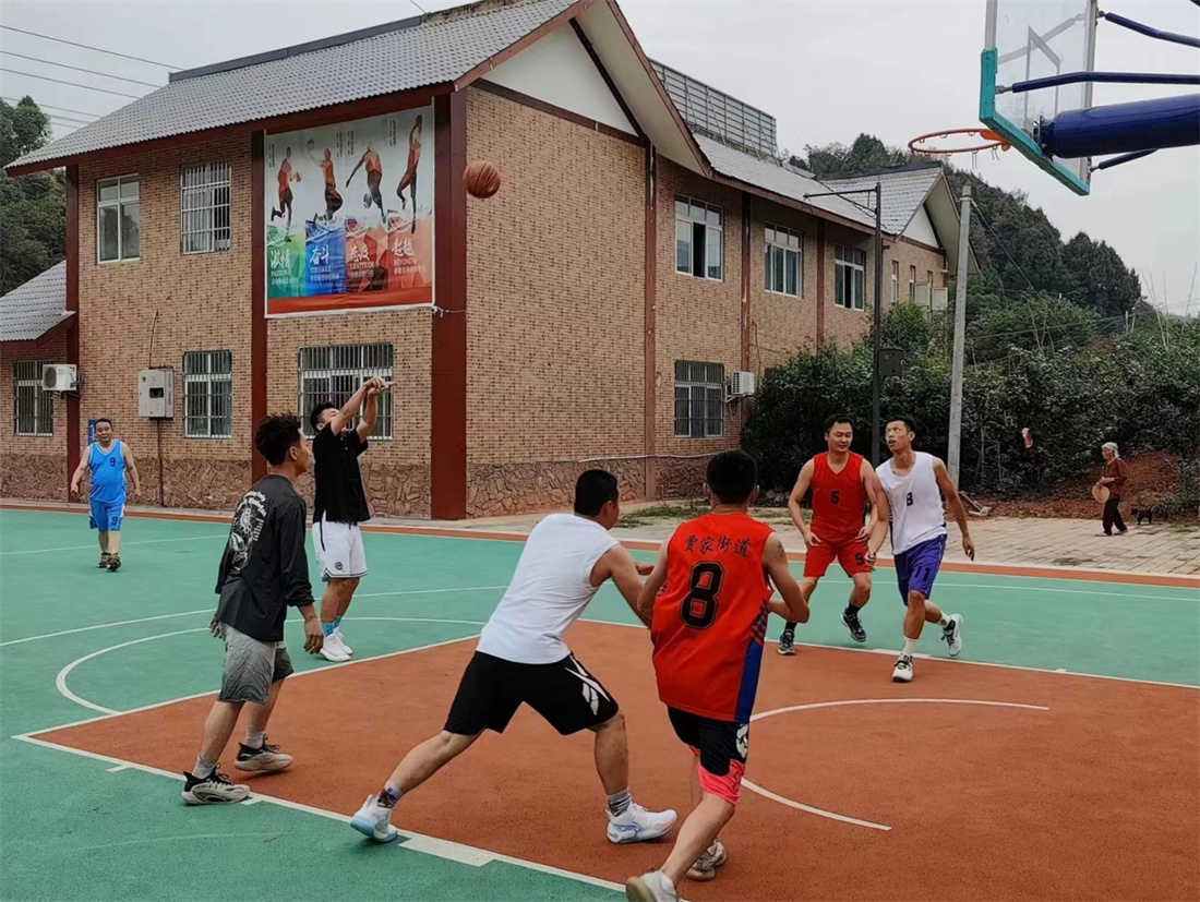 快乐村的标准篮球场.jpg 快乐村的标准篮球场.jpg