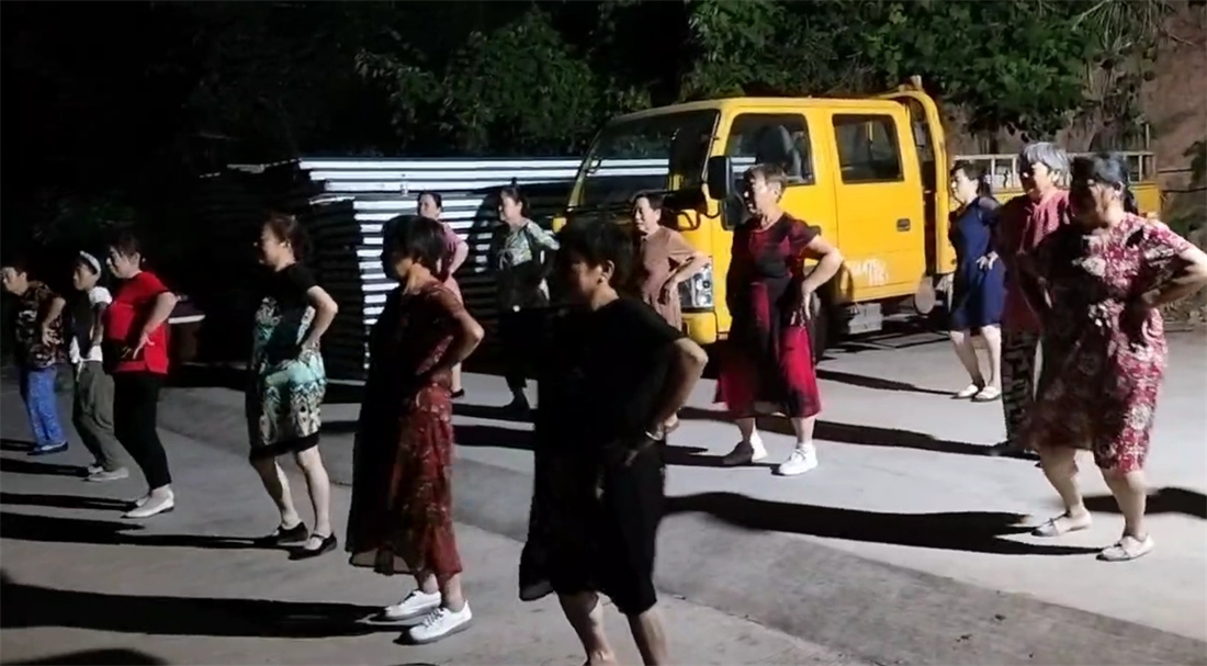 正在练习广场舞的嬢嬢们.jpg 正在练习广场舞的嬢嬢们.jpg