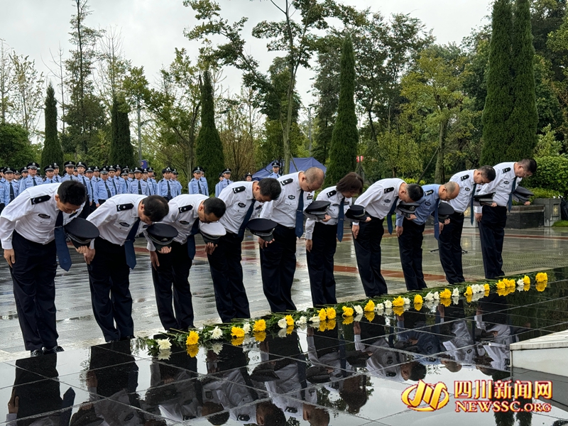 民辅警代表向英烈鞠躬、献花_副本.jpg