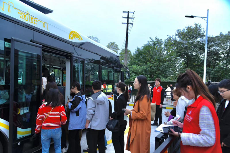 市民有序排队乘车(成都公交供图).png 市民有序排队乘车(成都公交供图).png