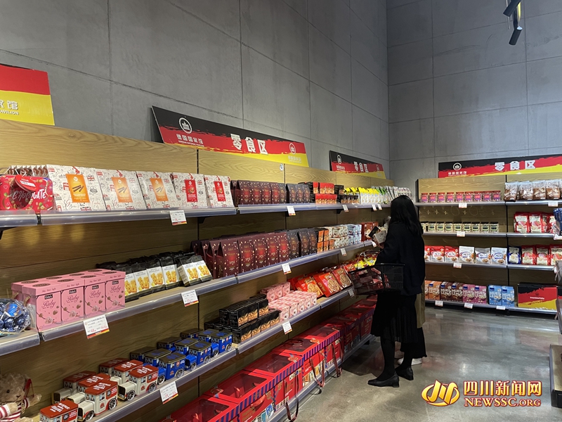 市民选购海外产品_副本.jpg 市民选购海外产品_副本.jpg