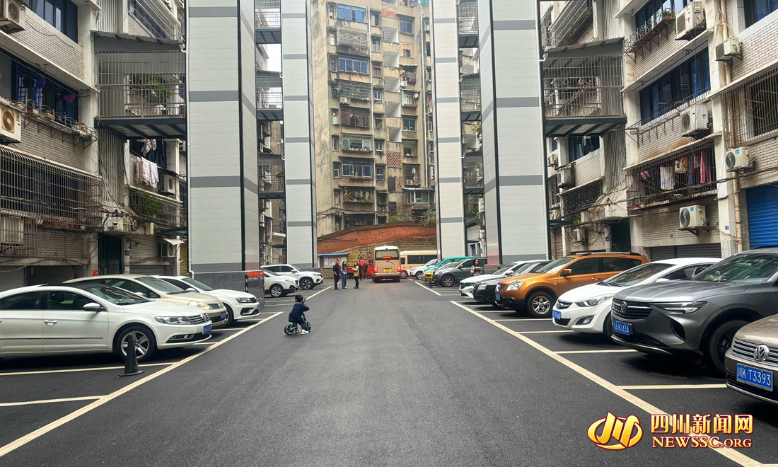 电业小区整齐的停车场、加装了新电梯.jpg 电业小区整齐的停车场、加装了新电梯.jpg