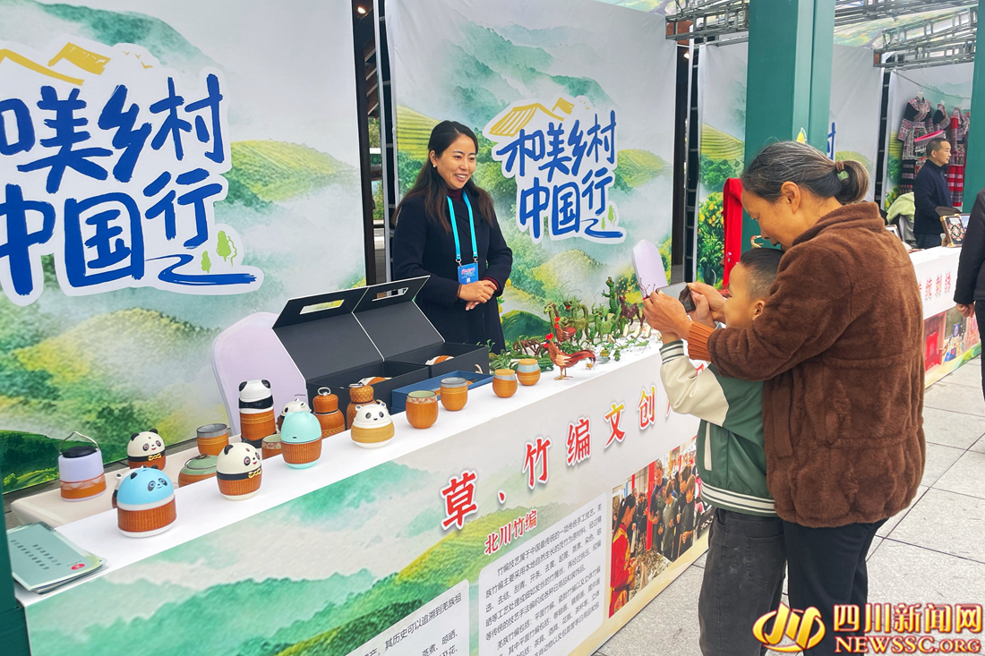 市民参观“和美乡村”市集嘉年华展.jpg 市民参观“和美乡村”市集嘉年华展.jpg