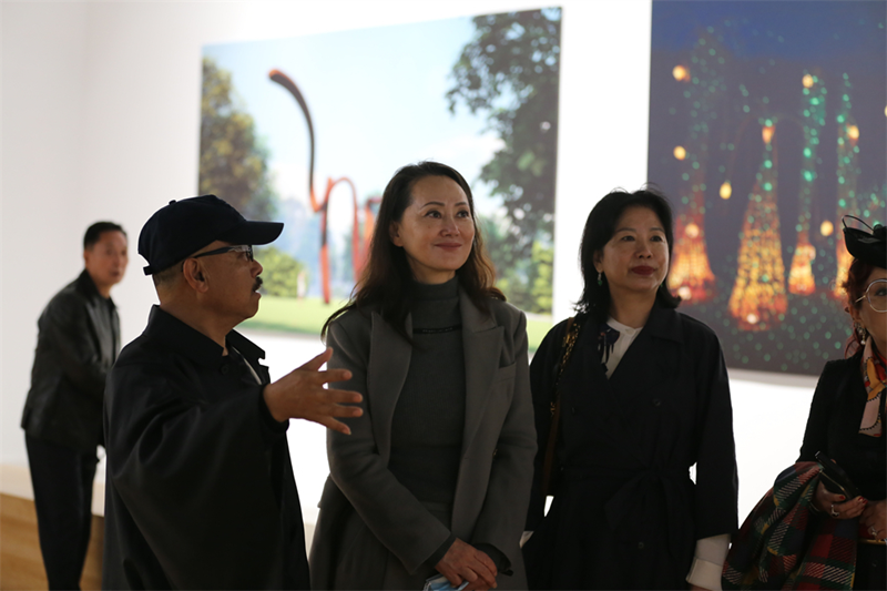 与会嘉宾观展1_副本.png
