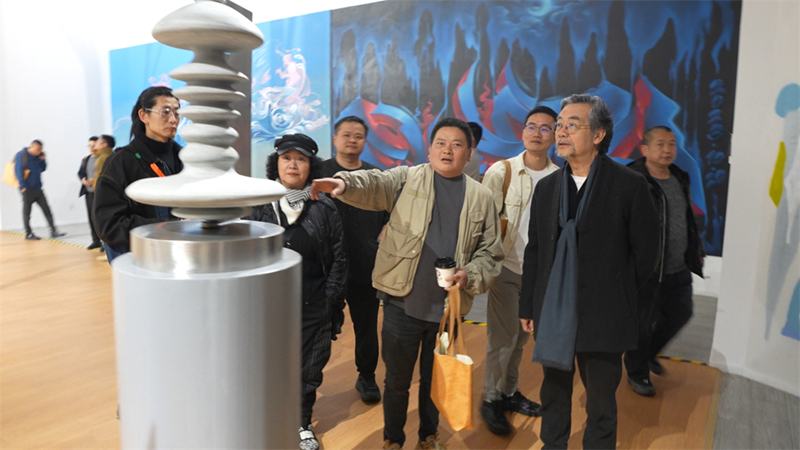 与会嘉宾观展2_副本.png