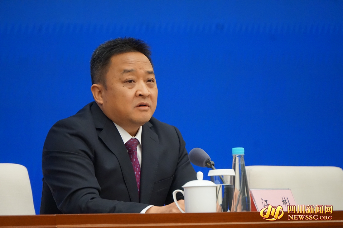 遂宁市委常委、常务副市长江彬介绍有关情况.jpg 遂宁市委常委、常务副市长江彬介绍有关情况.jpg