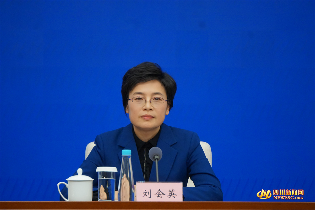 遂宁市委副书记、市长刘会英围绕有关情况作介绍.jpg 遂宁市委副书记、市长刘会英围绕有关情况作介绍.jpg