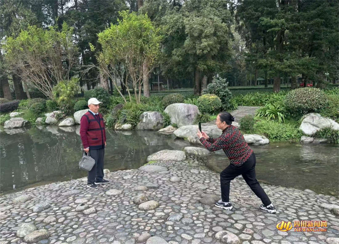 白桂英与朋友拍照留念.jpg 白桂英与朋友拍照留念.jpg