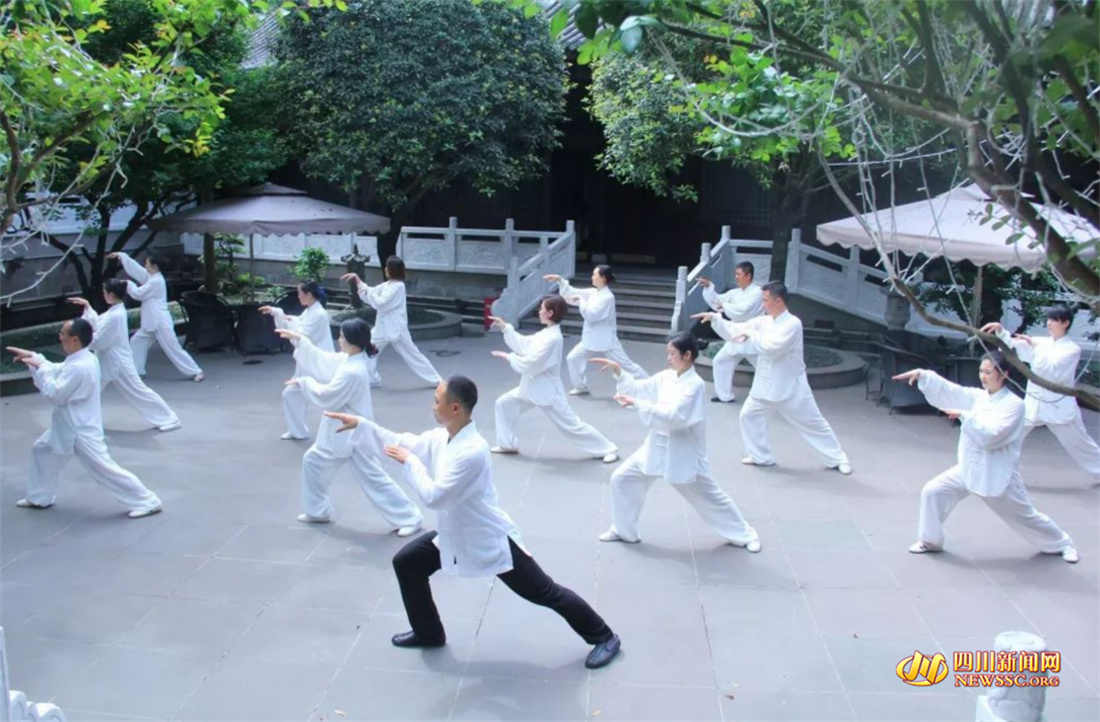 酒店组织太极运动.jpg 酒店组织太极运动.jpg