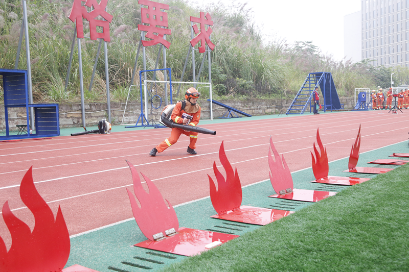 选手正在完成专业综合技能比武(主办方提供).png 选手正在完成专业综合技能比武(主办方提供).png