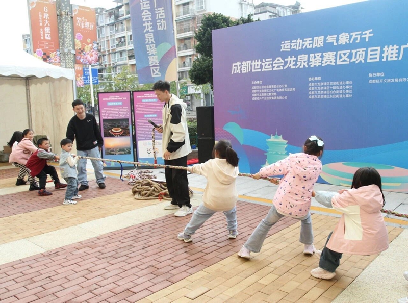 市民参加拔河比赛.jpg 市民参加拔河比赛.jpg