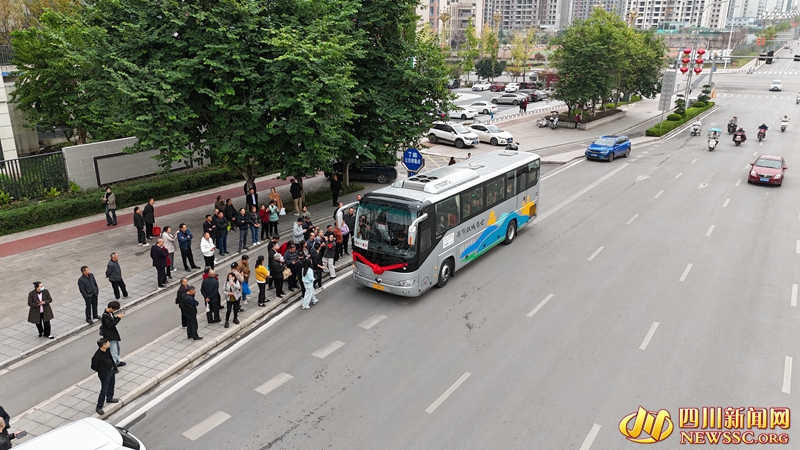 市民在邻水城区站点等待上车.jpg