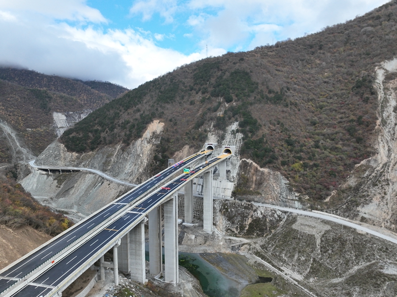 厄哩寨隧道出口.jpg 厄哩寨隧道出口.jpg