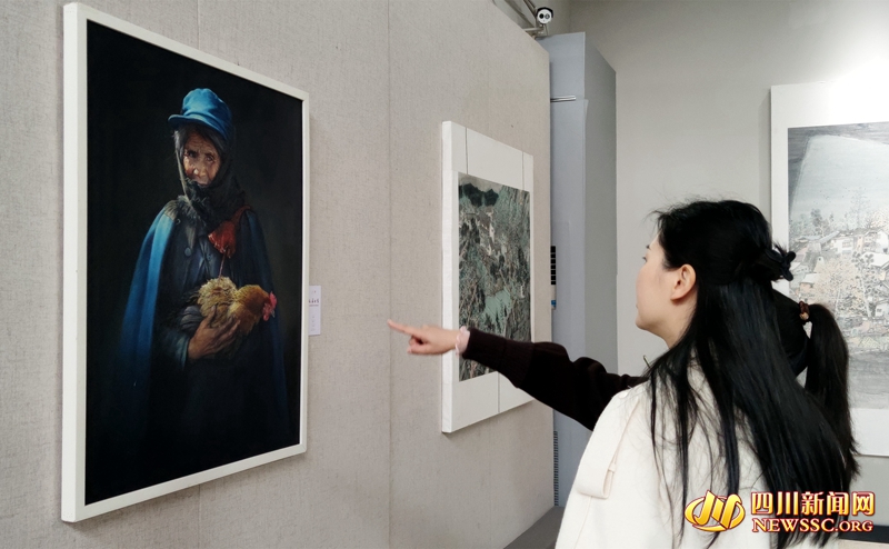 观众欣赏展出作品.jpg 观众欣赏展出作品.jpg