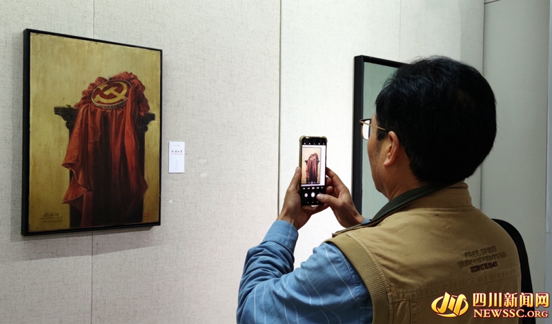 观众用手机拍下展出作品.jpg 观众用手机拍下展出作品.jpg