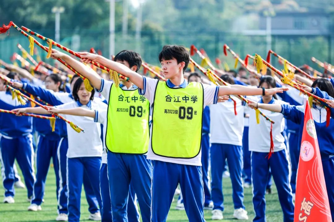 川省合江县中学校,学生们在大课间操期间跳起了当地传统舞蹈非遗莲枪.jpeg 川省合江县中学校,学生们在大课间操期间跳起了当地传统舞蹈非遗莲枪.jpeg