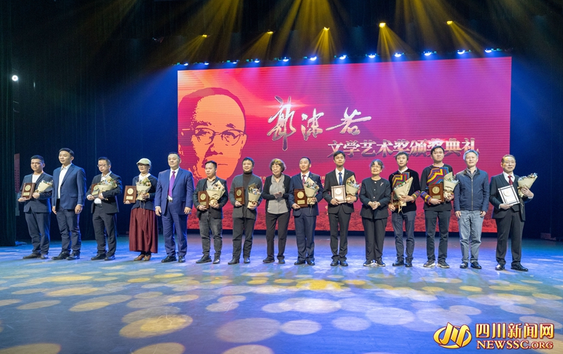 现场颁奖.jpg 现场颁奖.jpg