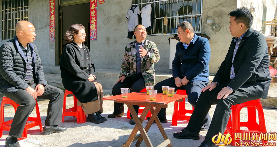 “民生直达”直达专班成员在卢华俭家中了解情况.jpg “民生直达”直达专班成员在卢华俭家中了解情况.jpg