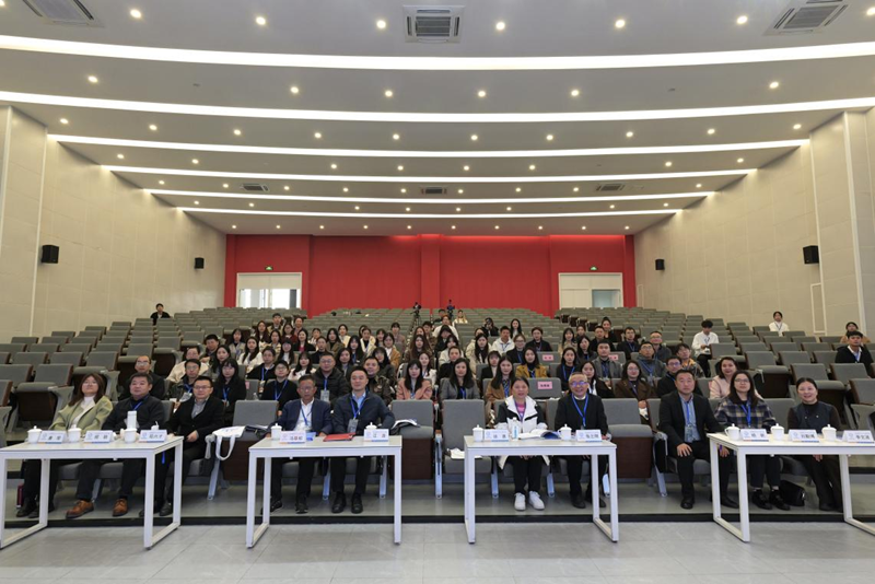 研讨会现场与会者合影.png