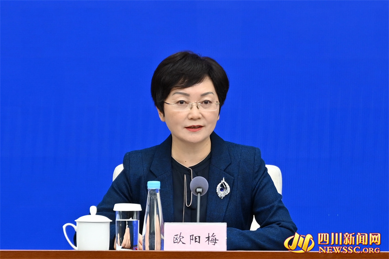 南充市副市长欧阳梅.jpg