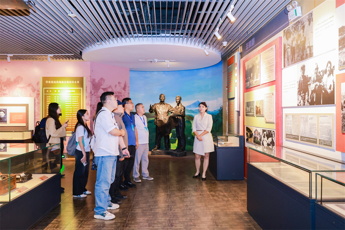 媒体一行参观海南农垦博物馆.jpg 媒体一行参观海南农垦博物馆.jpg
