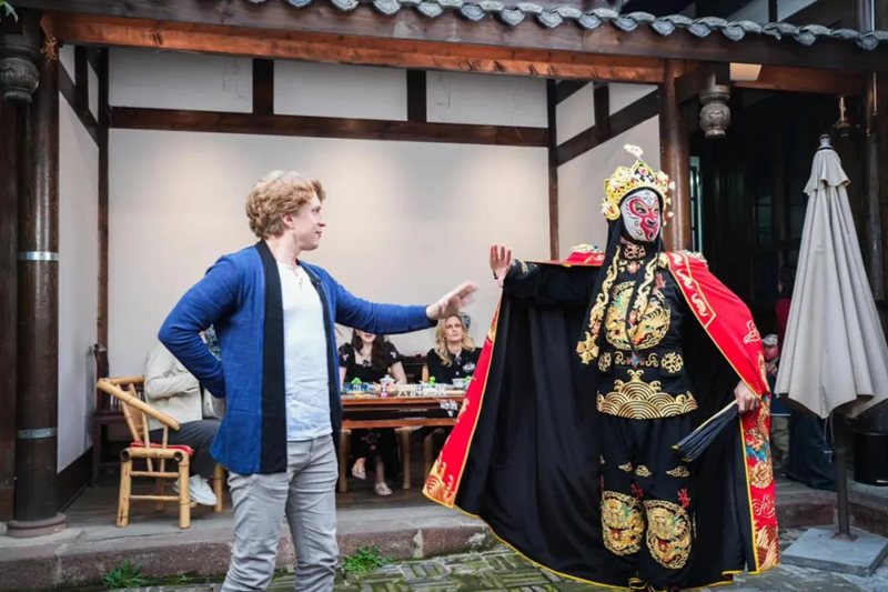 《剧院魅影》演职人员体验川剧文化.png 《剧院魅影》演职人员体验川剧文化.png
