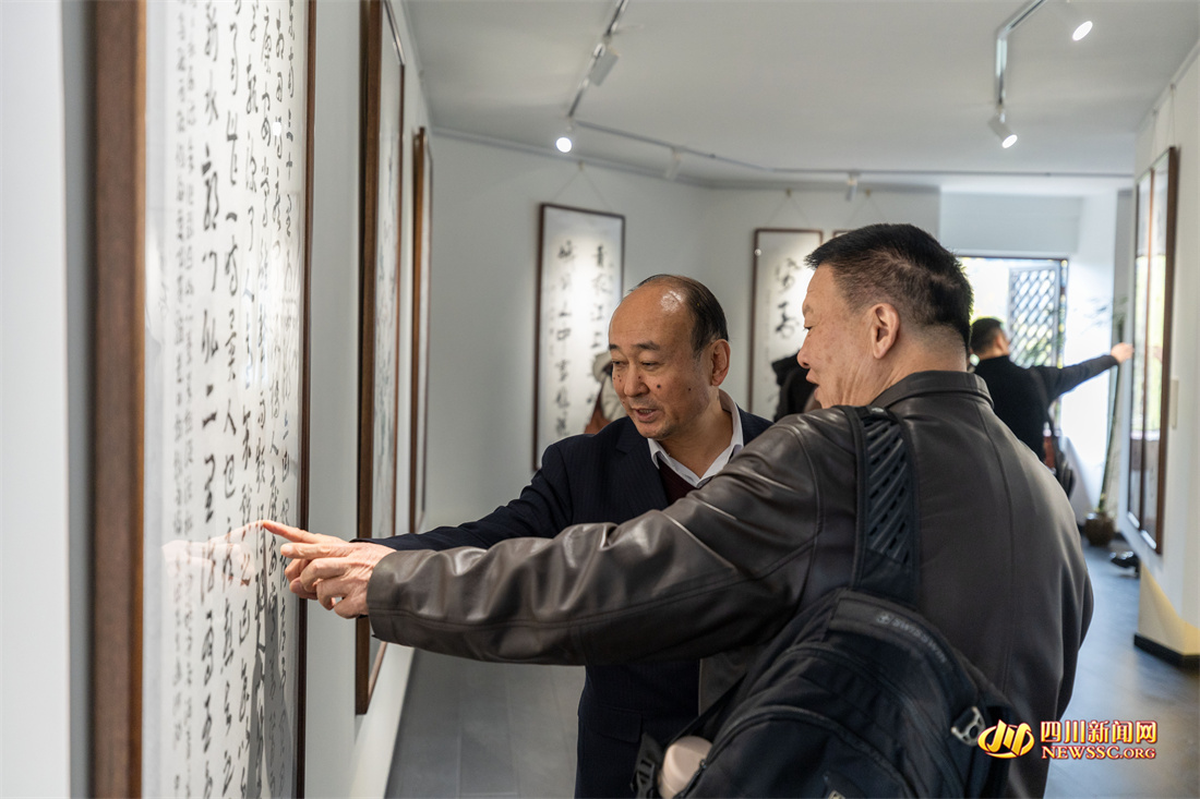 观展交流.jpg 观展交流.jpg