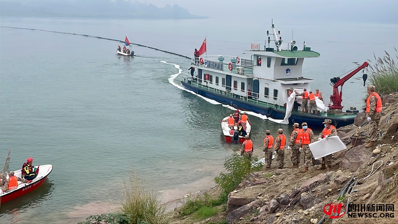 工作人员用吸油毡对浮油进行吸附.jpg