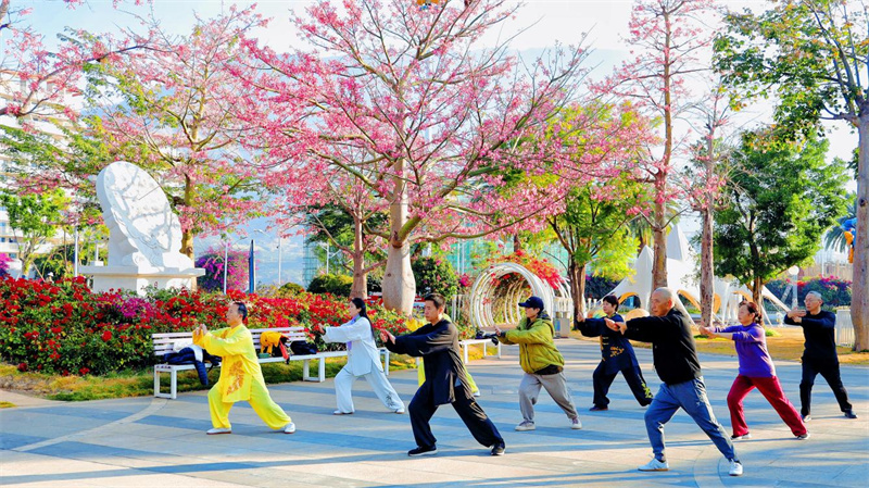 在暖阳下康养的人群.jpg