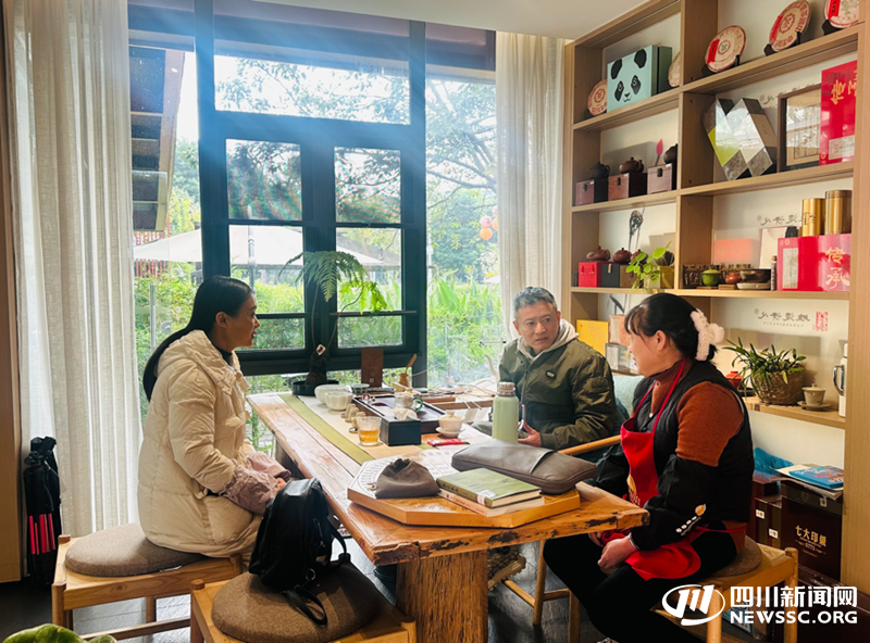 居民在茶文化体验中心喝茶.png 居民在茶文化体验中心喝茶.png
