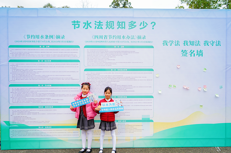 参与活动的小朋友在知识板前合影.png 参与活动的小朋友在知识板前合影.png