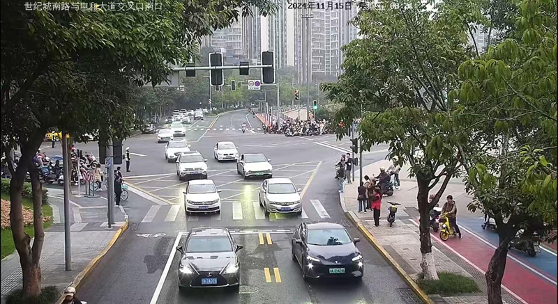 世纪城南路实行潮汐交通后的早高峰 拥堵得到有效缓解.jpg