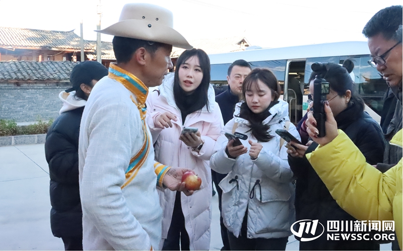 舍垮村村民委员会主任李比玛扎石向记者展示村里种植的高原苹果_副本.jpg