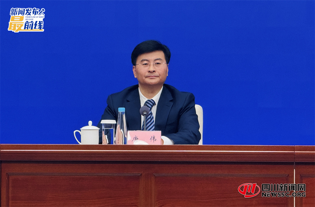 宜宾市委常委、市人民政府副市长唐伟介绍有关情况.jpg 宜宾市委常委、市人民政府副市长唐伟介绍有关情况.jpg
