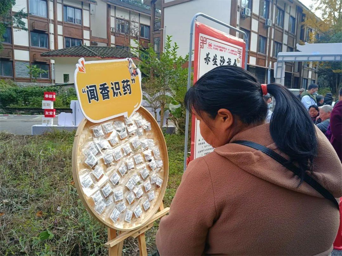 社区为居民们举办的养生科普沙龙(图片由社区提供).jpg 社区为居民们举办的养生科普沙龙(图片由社区提供).jpg