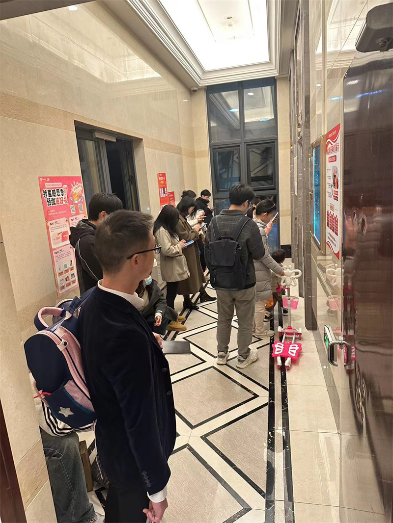 高峰时段等电梯的业主们(受访者供图).jpg 高峰时段等电梯的业主们(受访者供图).jpg