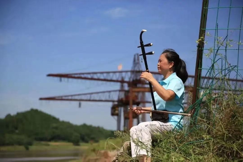 李月莉练习拉二胡_副本.jpg 李月莉练习拉二胡_副本.jpg