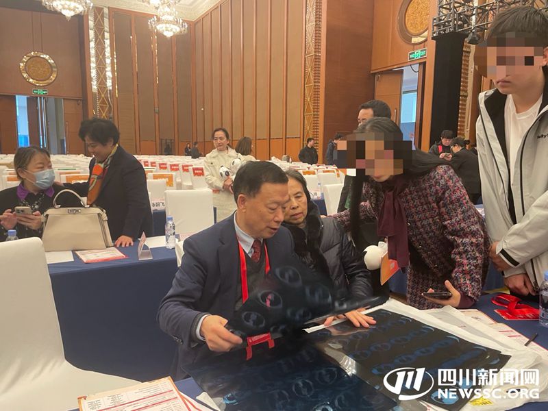 周清华教授会后空闲时间为来自北京的患者诊治_副本.jpg