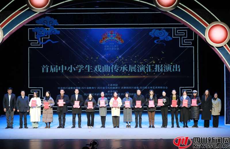 现场颁奖.jpg 现场颁奖.jpg