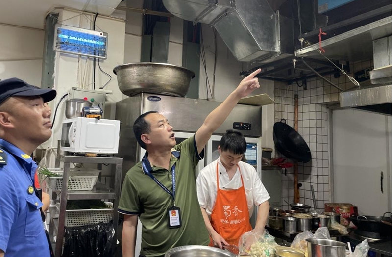 综合执法队队长辜良权带队执法(图片由受访人提供).jpg 综合执法队队长辜良权带队执法(图片由受访人提供).jpg