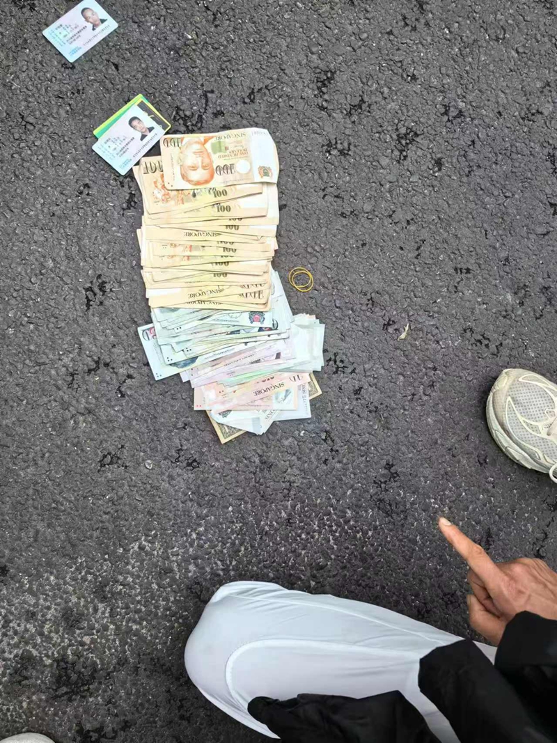 盗窃案嫌疑人随身物品查获的外币.jpg
