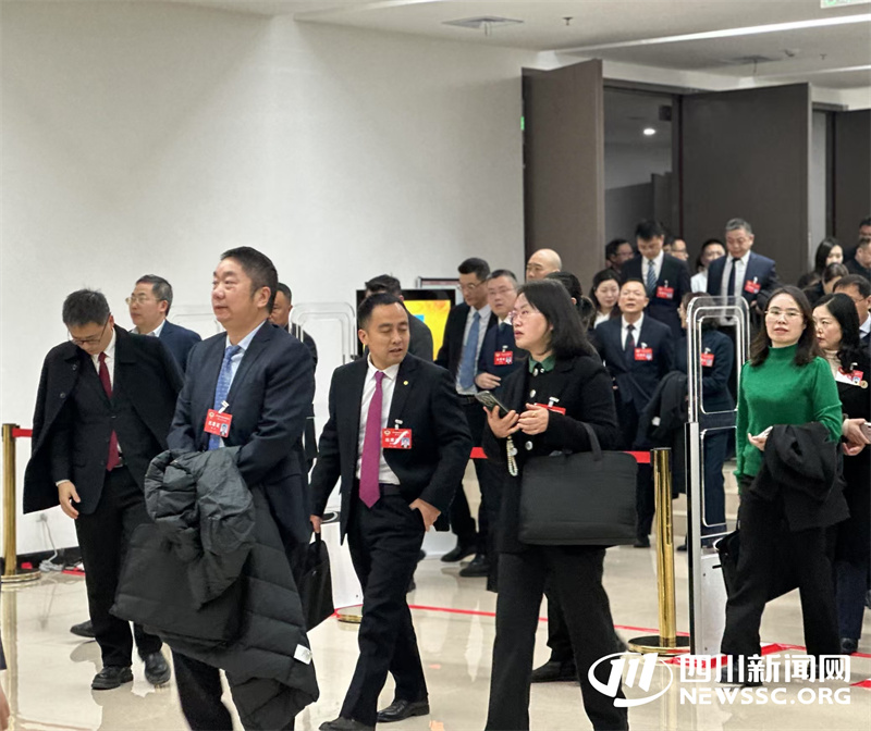代表们走出会场.jpg